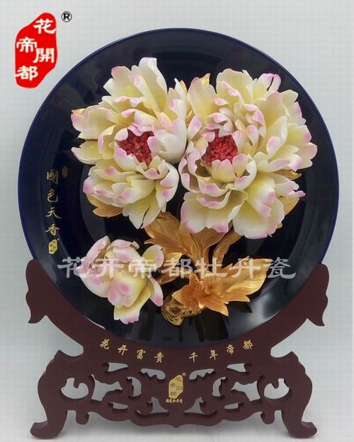 今年看不了牡丹花沒關(guān)系，買件牡丹瓷就可以啦